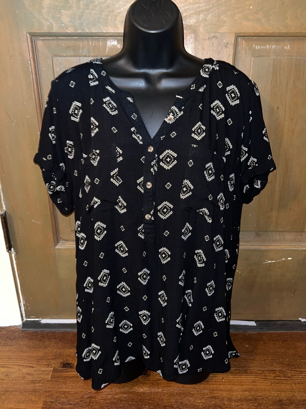 Black Geometric Print Tunic Boho Casual Short Sleeve V-Neck Top Rayon Size L